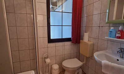 Bad mit Dusche und Waschmaschine 