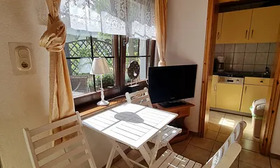 Wohnzimmer mit Essplatz und Blick in die Küche 