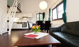 Wohnzimmer mit Blick Richtung Essbereich und Küche