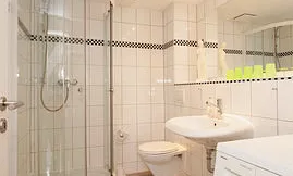 Badezimmer mit Waschmaschine 