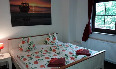Schlafzimmer mit Doppelbett (190 x 200) und Einzelbett (90 x 200)