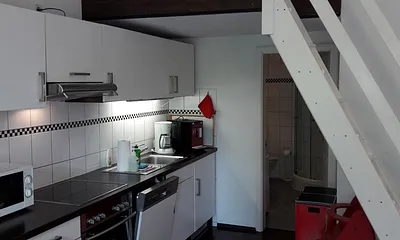 Küchenzeile mit Geschirrspüler, Kühlschr. usw.