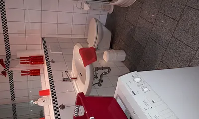 Bad mit Dusche und Waschmaschine