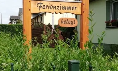 Hinweisschild im Vorgarten