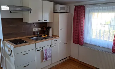 Küchenzeile (Kaffeemaschine, Wasserkocher und Toaster vorhanden)