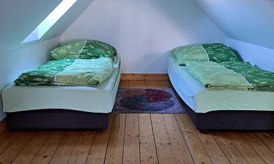 Schlafbereich, Betten zusammen stellbar