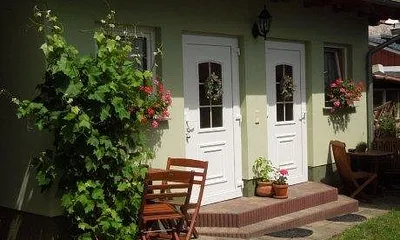 Außenansichten mit Sitzgelegenheiten Zimmer I und Zimmer II