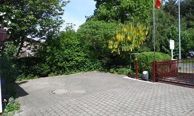 Parkplatz auf dem Grundstück