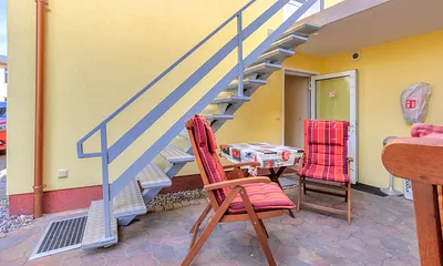 überdachte Sitzgelegenheit im Außenbereich