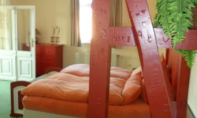 Blick in Zimmer 23 mit Balken in Richtung Veranda