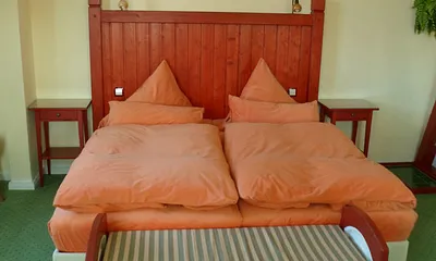 großzügiges Doppelbett mit Bank