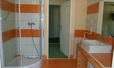 geräumiges Bad mit kleiner Veranda