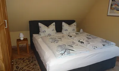 Schlafzimmer mit Zugang zum Balkon