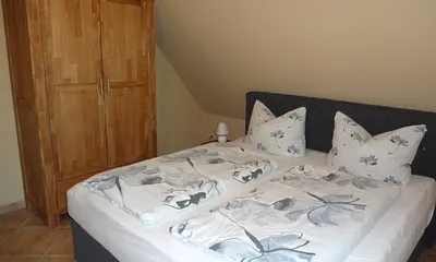 Schlafzimmer mit Boxspringbett