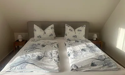 Schlafzimmer (mit Zugang zum Balkon)