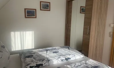 Schlafzimmer mit Kleiderschrank