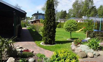 Blick in den weitläufigen Garten