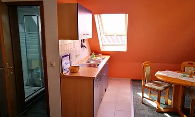 Wohn-/Essbereich mit Küchenzeile