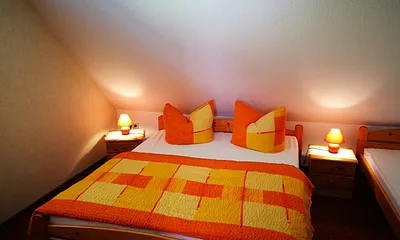 Schlafzimmer mit 1 Doppelbett und 1 Einzelbett