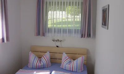 Schlafzimmer mit Doppelbett