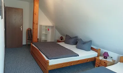 Schlafzimmer mit 1 Doppelbett und 1 Einzelbett