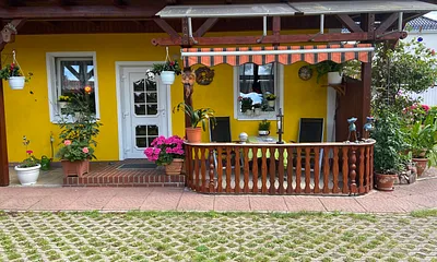 Außenansicht der Ferienwohnung mit kleiner gemütlicher Terasse
