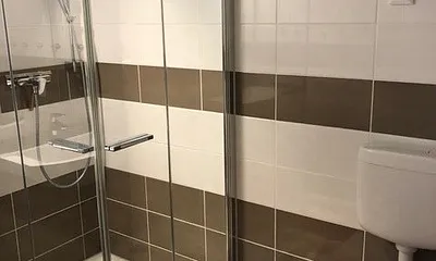 Dusche und Toilette.