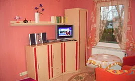 So sieht ihre bequeme Sitzecke/Fernsehecke aus. Wie sie sehen, ist reichlich Stauraum für ihr Gepäck verhanden.