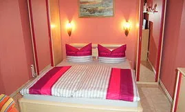 Auch das Bett lädt zum Wohlfühlen ein. Auch Dieses ist komplett neu. Der ganze Raum ist gefließt, so dass der Strandsand schnell zusammen gefegt ist.