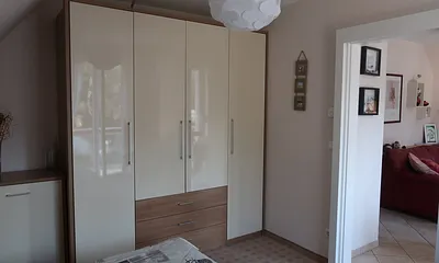 Schlafzimmer mit Blick in den Wohnbereich 