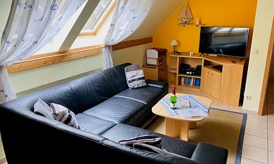 Wohnzimmer mit Sitzecke und TV