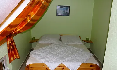Schlafzimmer I mit Bett (2,00 m x 1,80 m)