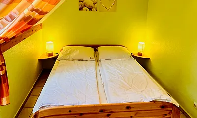 Schlafzimmer I mit Bett (2,00 m x 1,80 m)