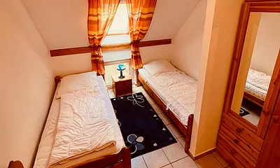 Schlafzimmer II mit zwei Betten (je 2,00 m x 0,90 m)