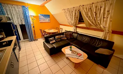 Küchenzeile mit Herd, Kühlschrank, Kaffeemaschine, Wasserkocher, Toaster.