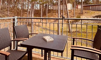 Bad mit Waschtisch, Dusche, WC und Föhn