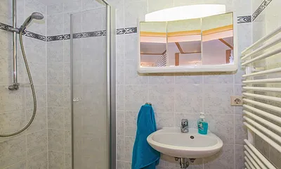 Bad mit Dusche (Obergeschoß).       Ein zweites Bad mit WC befindet sich unten neben dem Wohnzimmer                                           