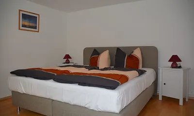 Schlafzimmer mit Boxspringbett