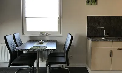 Küchenzeile mit Essplatz