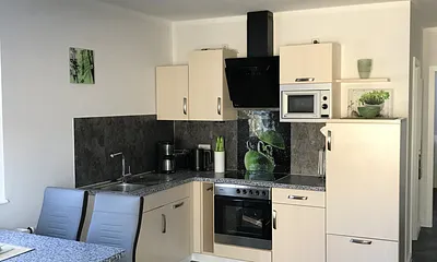 Küchenbereich mit Esstisch 