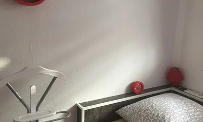 Kleines Zimmer mit Schlafplatz und Kleiderschrank