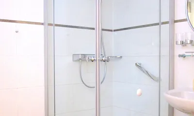 Bad, Echtglas-Duschkabine, niedriger Einstieg, flache Duschwanne