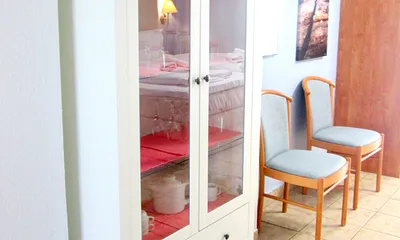 Vitrinenschrank im Küchenbereich