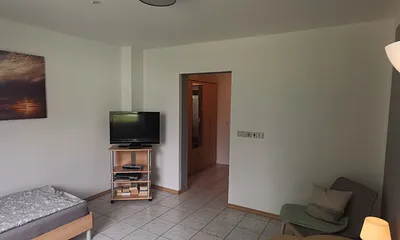 von der Küche kommt man in ein Flur in dem sich der Kleiderschrank und die Garderobe befindet. Zwischen Küche und Flur gibt es eine Schiebetür. M