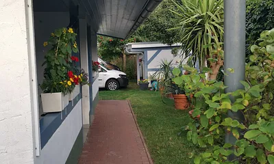 Innenhof mit Blick auf den Parkplatz