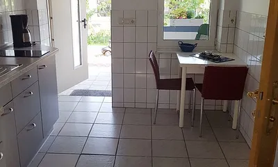 Der Esstisch ist ausklappbar und es gibt in der Küche Fussbodenheizung