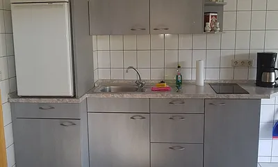 In der Küche gibt es einen Kühlschrank mit Tiefkühlfach, ein Herd mit 2 Kochfeldern, Wasserkocher, Kaffeemaschine,Toaster und allem Notwendigen.