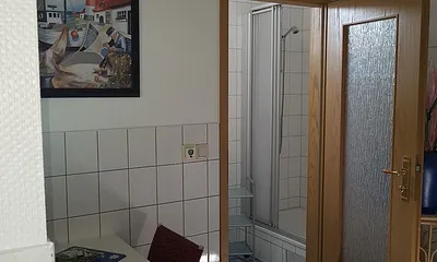 Links von der Küche geht das Bad mit Fussboden- und Wandheizung ab.