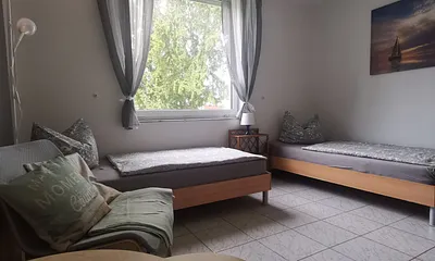 Der kombinierte Wohnschlafbereich lässt sich durch einen Rollladen verdunkeln.