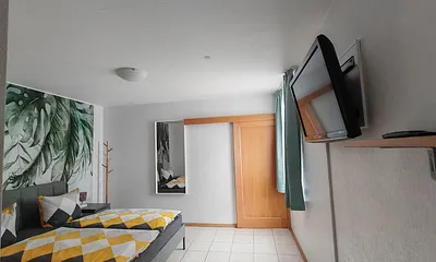 Hinter dem Schlafzimmer liegt - abtrennbar durch eine Schiebetür - das kleine Wohnzimmer